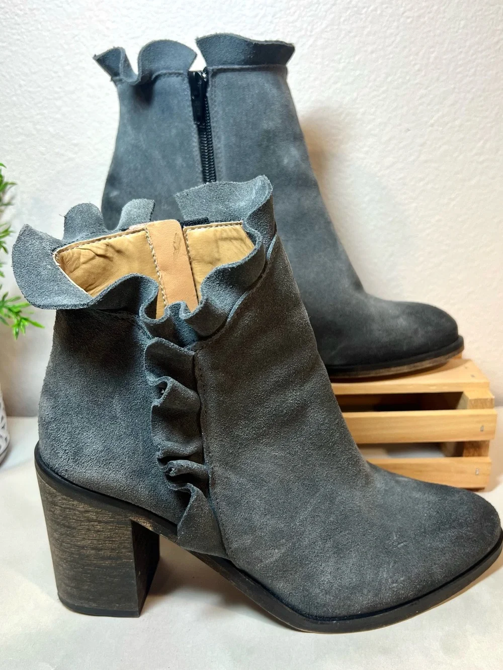 Klub Nico “Bellamy” Women’s Ruffle Ankle Booties Bluish Gray Suede Boots | SZ 6